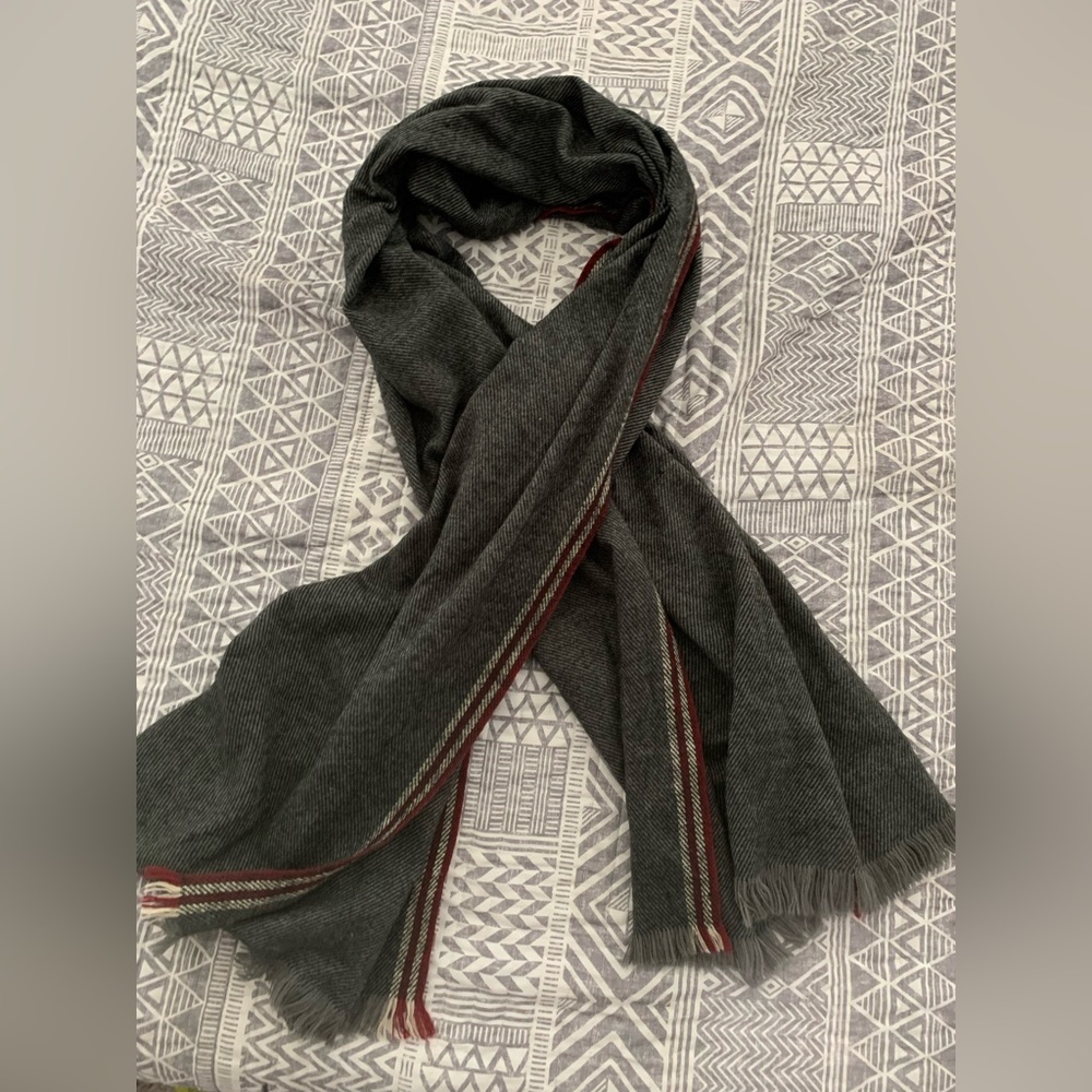 Used twice, moved to Fl will never need again, super cute thinner chunky scarf.
